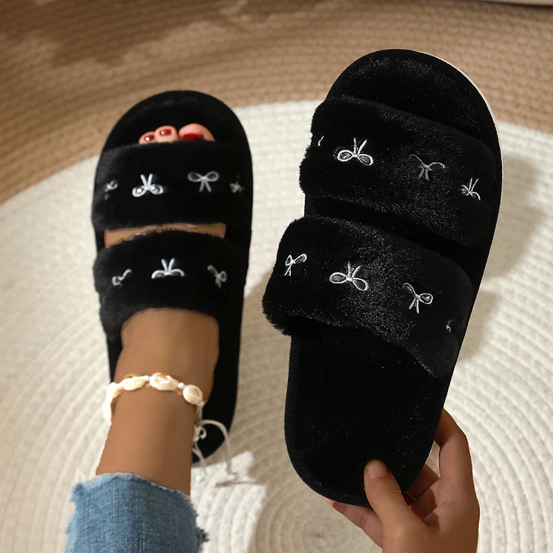 Embroidery Room - Moda Fiyonk Nakışlı Tüylü Terlikler Kadın